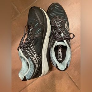 Saucony women’s shoes 9.5